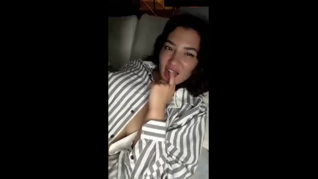 Burcu Yildiz İfşa Videosu · Yatakta Gomlek İfşa